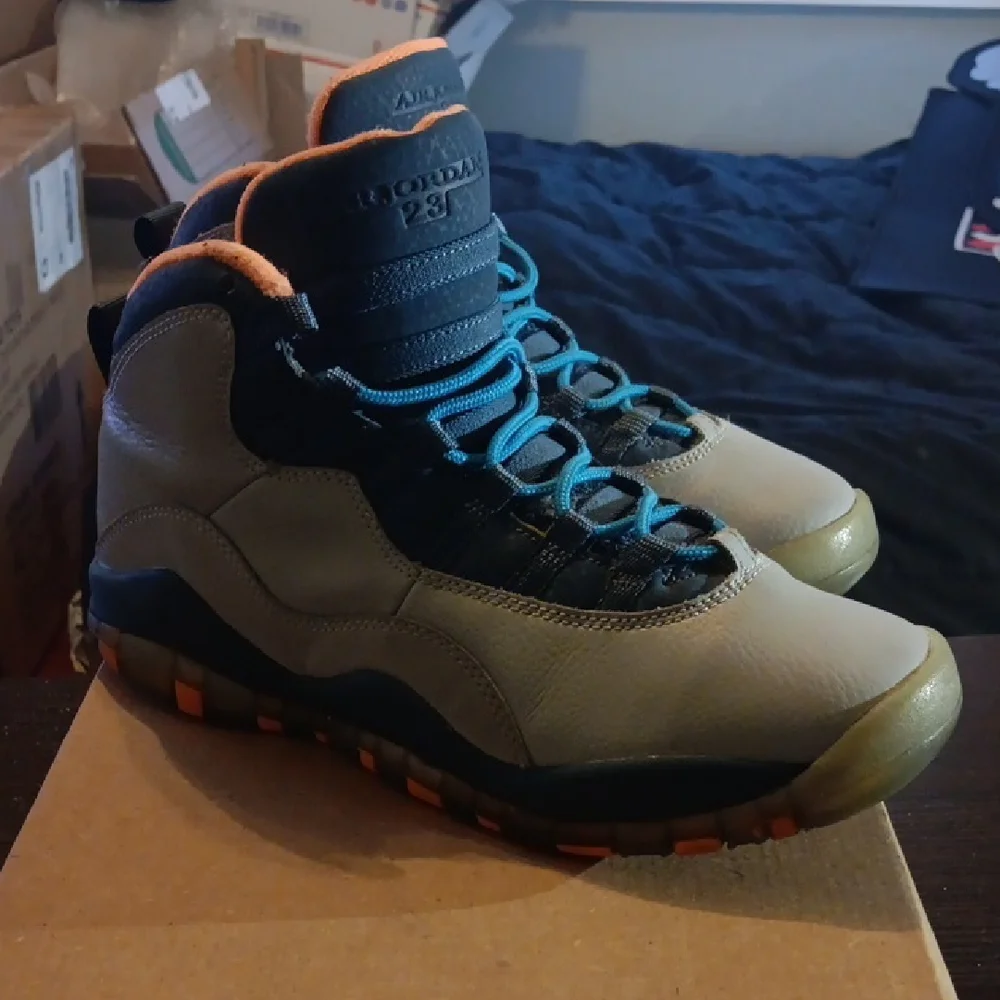 Jordan 10 Retro (2014) Bobcats Mens 6.5Y Womens 8 EUC - Picture 3 of 9